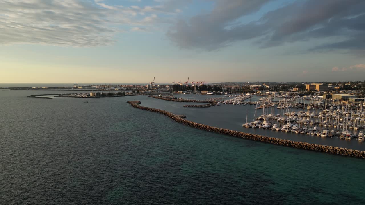 vista aérea del puerto de fremantle con barcos al atardecer, australia occidental