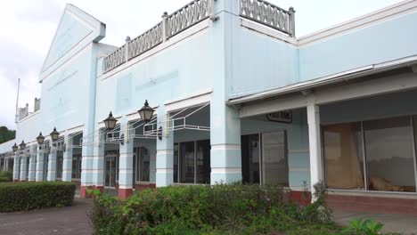 Centro-Comercial-Abandonado,-Inclinado-Para-Mostrar-La-Extensión-De-Una-Fachada-Barata-De-Estilo-Francés