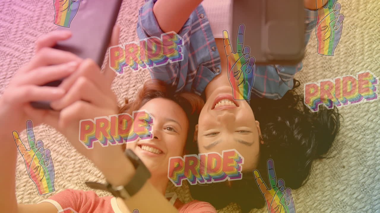 셀카를 찍고, 두 명의 웃는 여성들이 자부심의 텍스트와 무지개 평화 표지 애니메이션을 가지고 있습니다.
