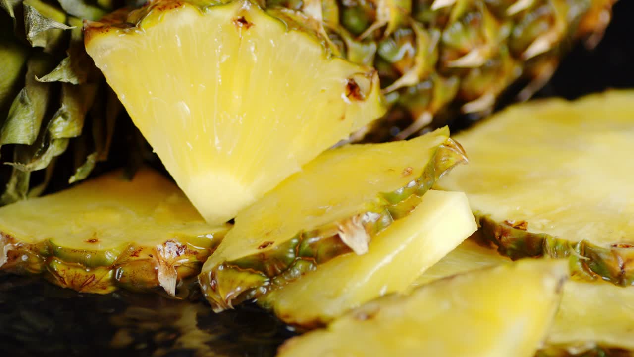 잘라진 신선한 파인애플이 물에 어지면서 떨어집니다.