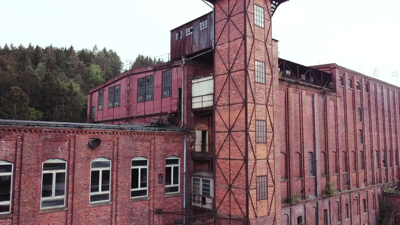 유럽 한가운데 있는 오래된 잃어버린 장소 사회주의 공장을 바라보며 위쪽으로 날아가는 드론의 가까운 비행