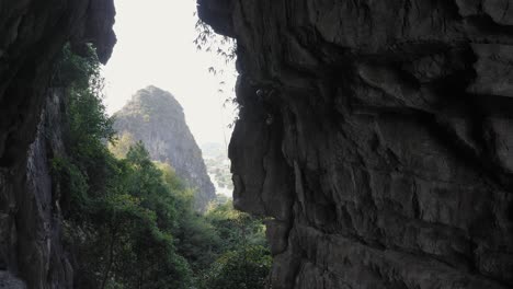 escalador escalada cueva del tesoro arco natural, guangxi china
