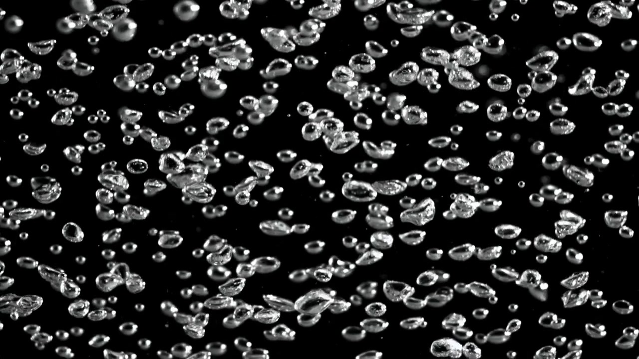 Bolle trasparenti dinamiche in movimento su sfondo scuro