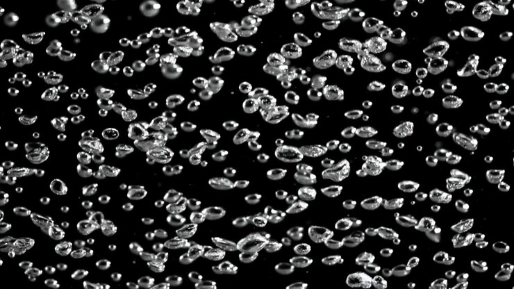 Bolle trasparenti dinamiche in movimento su sfondo scuro