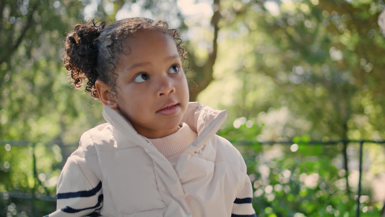 retrato de una niña en la naturaleza verde. niño lindo sentado en el parque