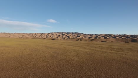 Luftdrohnenaufnahme-Beschleunigt-über-Der-Steppe-In-Richtung-Sanddünen-Der-Mongolei