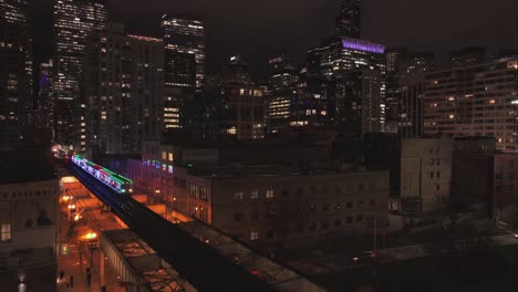 Vista-Aérea-Del-Tren-De-Vacaciones-De-Chicago-Por-La-Noche