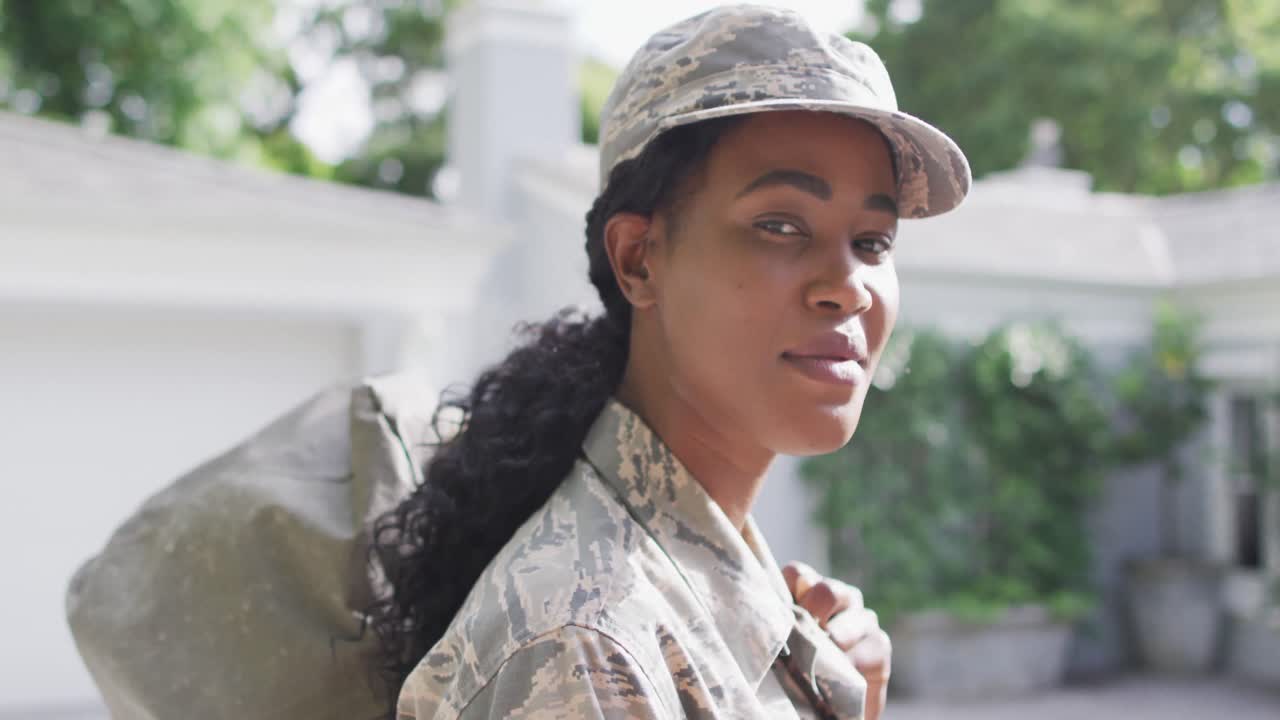 Animation af en afrikansk-amerikansk kvindelig soldat, der holder en rygsæk og kigger ind i kameraet
