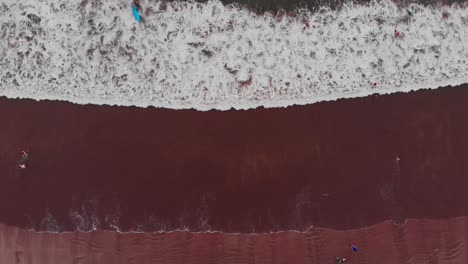 surf tranquilo en la marea alta en la hermosa playa de méxico