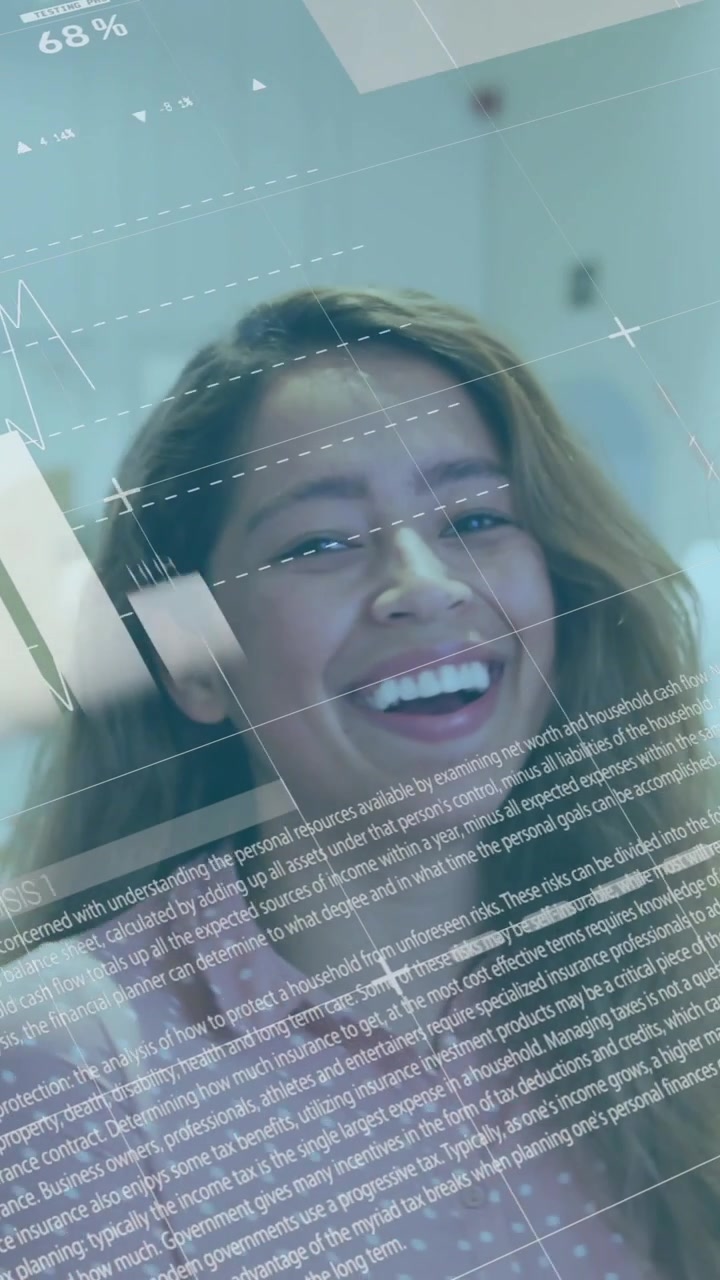 Animazione di grafici e diagrammi che elaborano dati su una donna d'affari felice in un ufficio informale