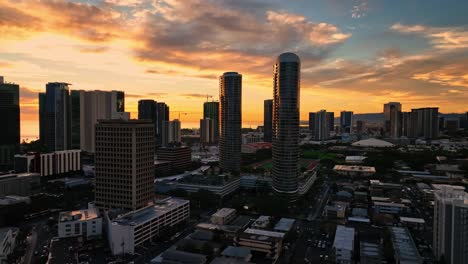 una amplia toma aérea de la ciudad de honolulu durante la puesta de sol