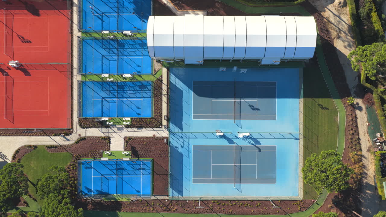 Luksuriøst tennisanlæg i Quinta do Lago Resort - luftfoto, top-perspektiv, daggry