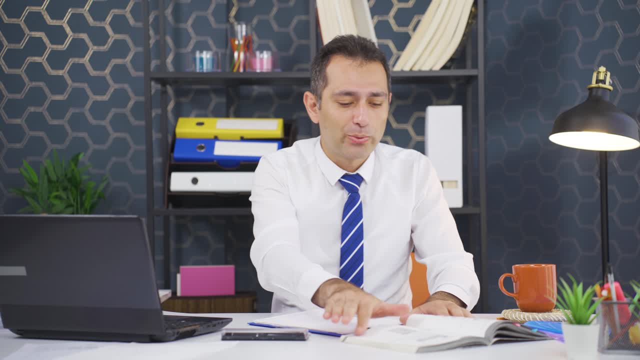 춤을 추며 운동하는 즐거운 사업가.