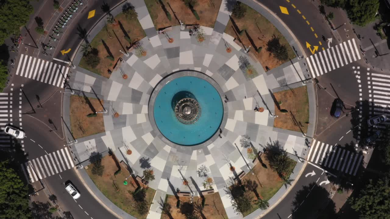 воздушный вид круглого фонтана в городском парке