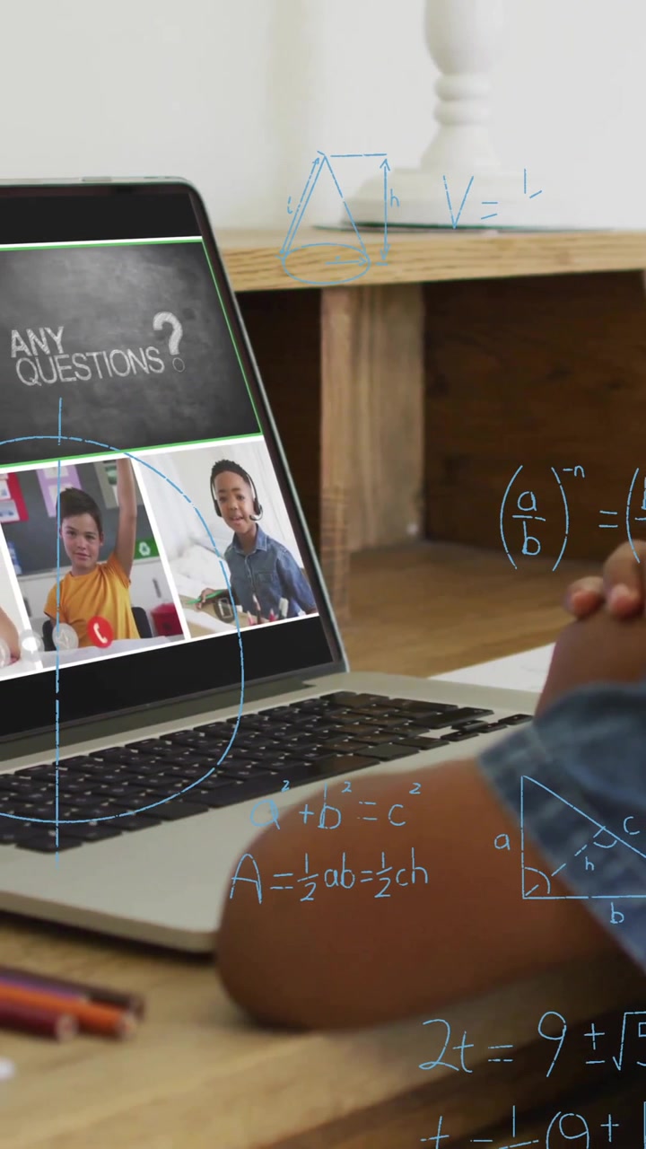 En la escuela, niño participando en clase de matemáticas virtual con animación en el portátil