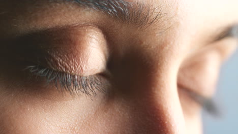 Zoom-of-Caucasian-woman,-blue-eye-blink-in-optical