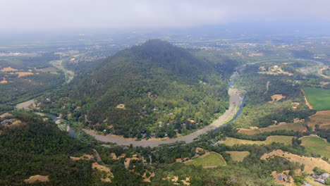 hiperlapso aéreo brumoso de la montaña brumosa cerca de healdsburg, california