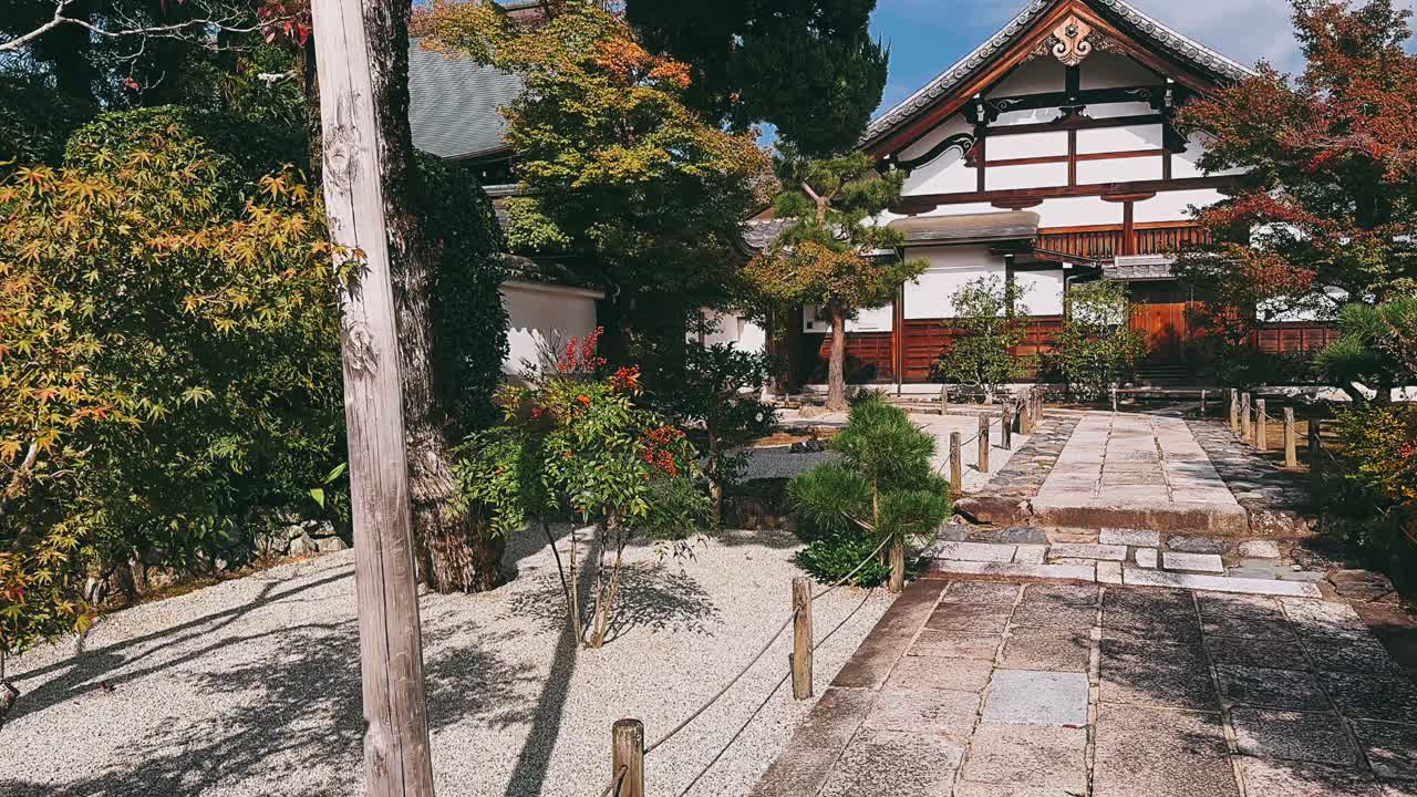 jardín del templo japonés en otoño