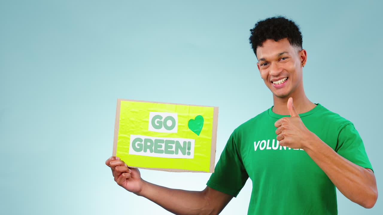 hombre voluntario, cartel y estudio con cara