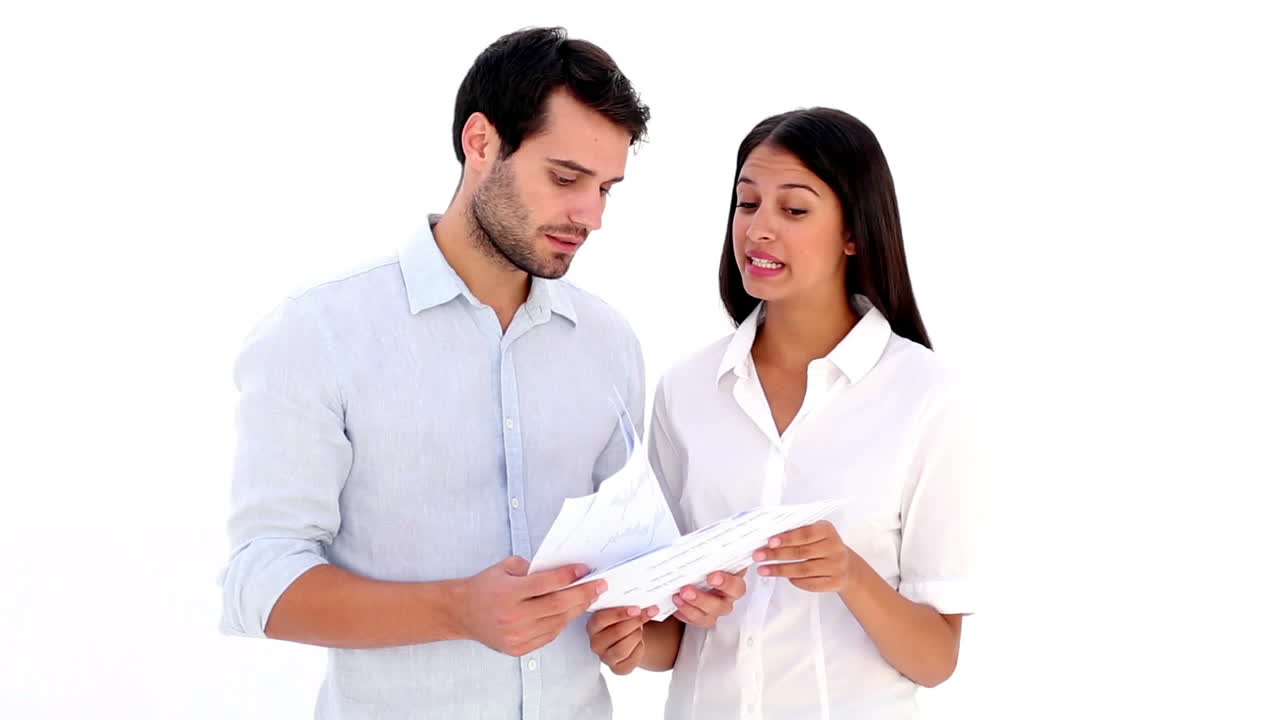 una pareja joven y atractiva trabajando en las finanzas.