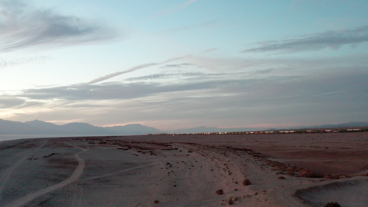사막 한가운데 있는 긴 컨테이너 화물열차