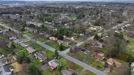 vuelo de los pájaros aéreos sobre las casas y edificios estadounidenses con patios de hierba verde