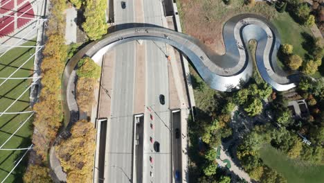 Puente-Peatonal-Bp-En-Chicago,-Illinois-Con-Video-De-Drones-Avanzando-Por-Encima