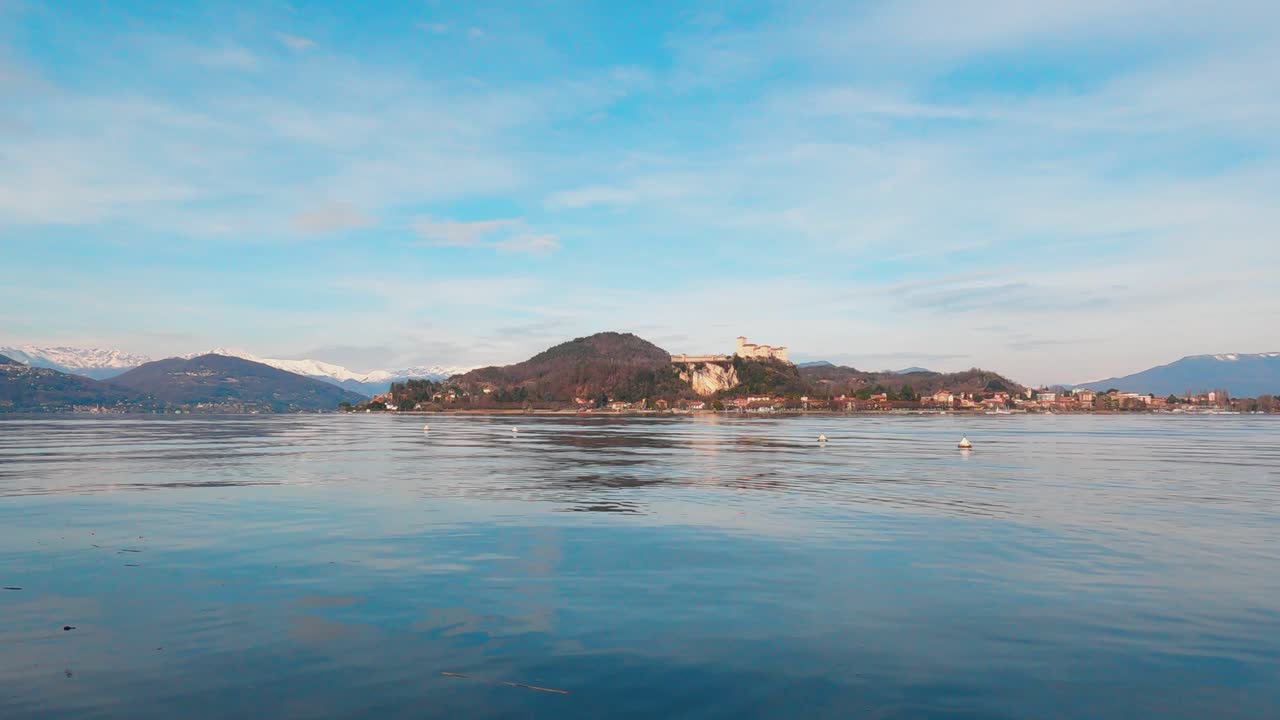 앙게라 성이 배경인 마조레 호수