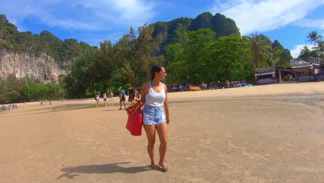 cámara lenta | hermosa niña india en una playa en tailandia - sonriendo y disfrutando de la vista