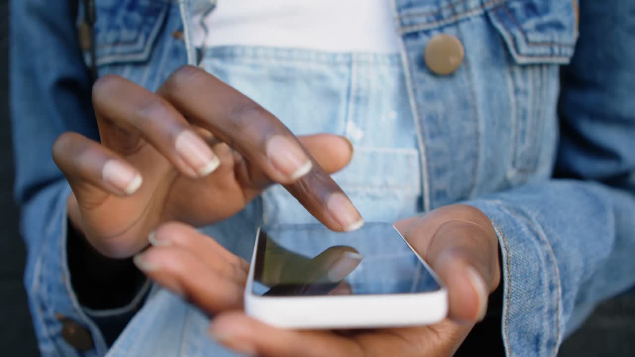 mujer usando teléfono móvil en la ciudad 4k