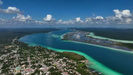 Vista-Aérea-Con-Vista-A-La-Laguna-De-Bacalar-Y-Al-Pueblo,-En-Quintana-Roo,-México