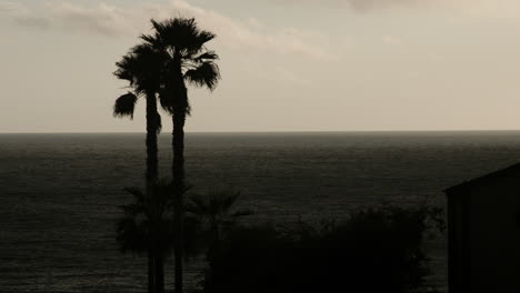 El-Cielo-Se-Oscurece-Cuando-Una-Tormenta-Se-Acerca-A-La-Costa-De-California-Cerca-De-Encinitas.