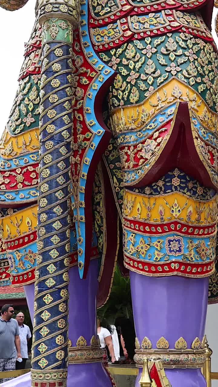 estatua colorida en el templo del buda esmeralda