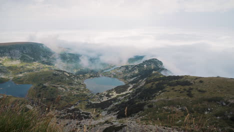 Vista-Desde-La-Cima-De-Haramiya-A-Los-Siete-Lagos-De-Rila-Ubicados-En-Rila,-Bulgaria