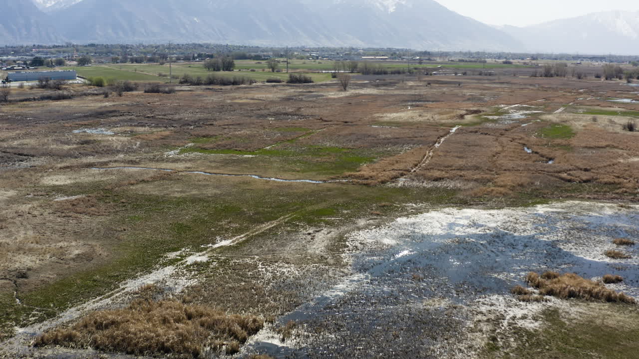 유타주 오렘에 있는 파웰 슬라우의 습지 - 공중 비행