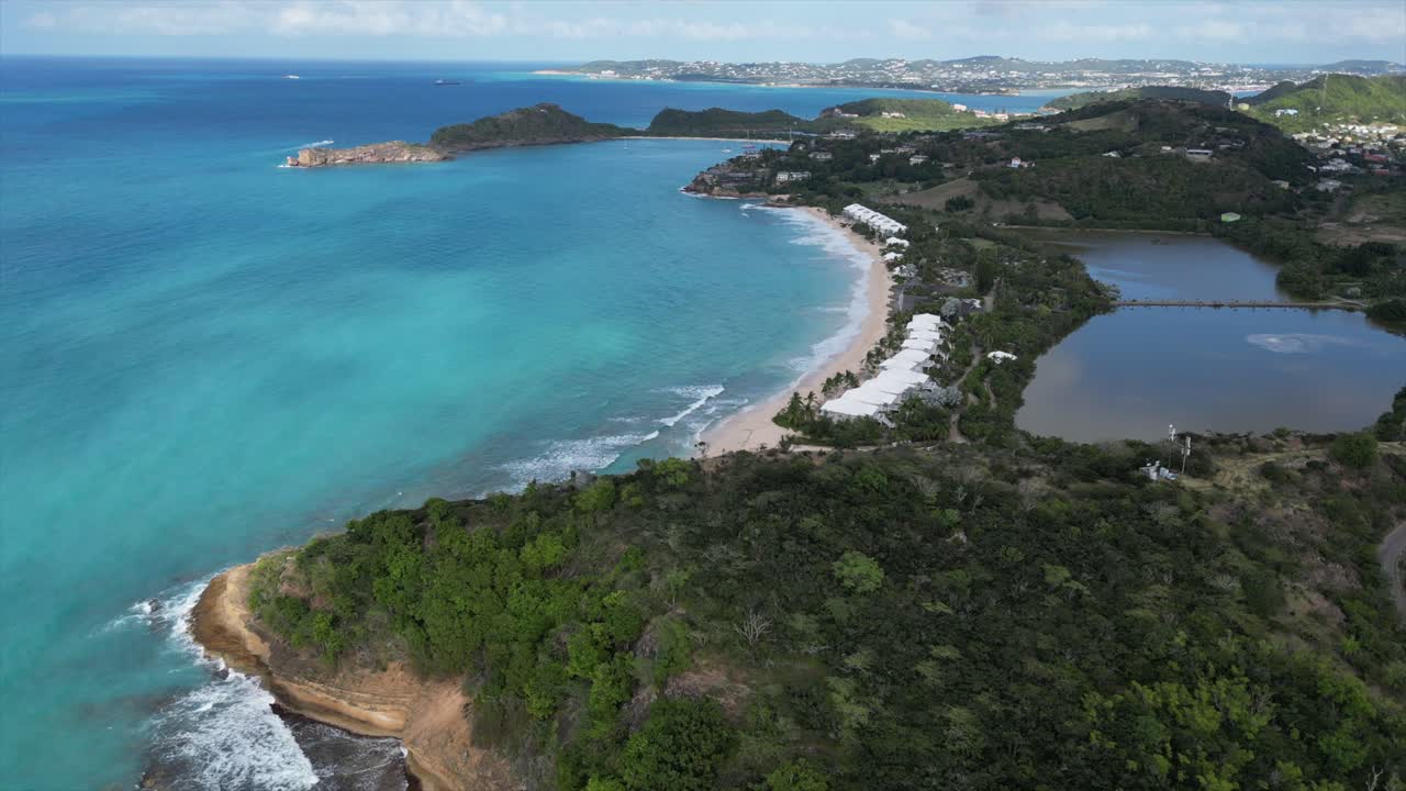 antigua y barbuda_ 3 cabañas en la bahía de la galera de aviones no tripulados