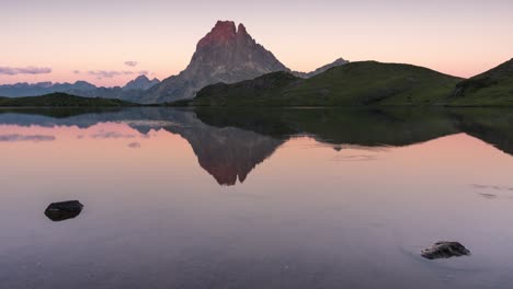 Puesta-De-Sol-En-Lac-Gentau,-Pirineos-Franceses