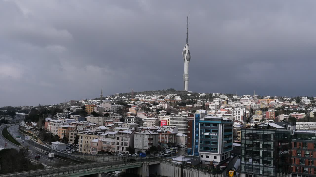 겨울에 구름이 가득한 하늘 아래의 탑과 함께 도시 풍경