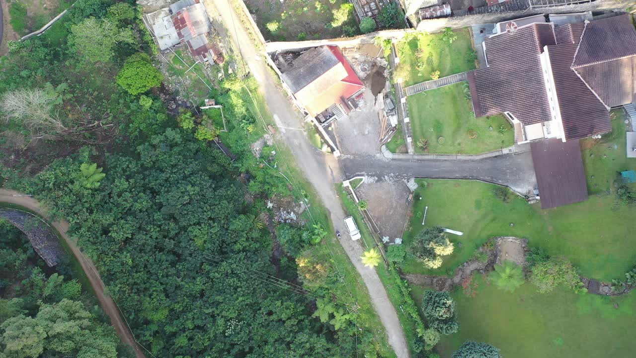 산 에 있는 마을 의 공중 사진