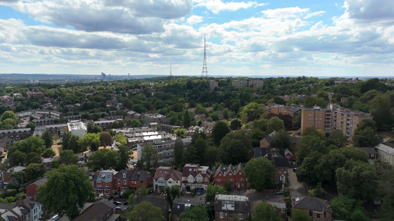 Widok z drona na dachy i domy w Forest Hill i Sydenham w kierunku stacji nadawczej Crystal Palace w Londynie