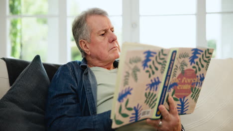 lectura de libros, hombre serio y anciano en el hogar
