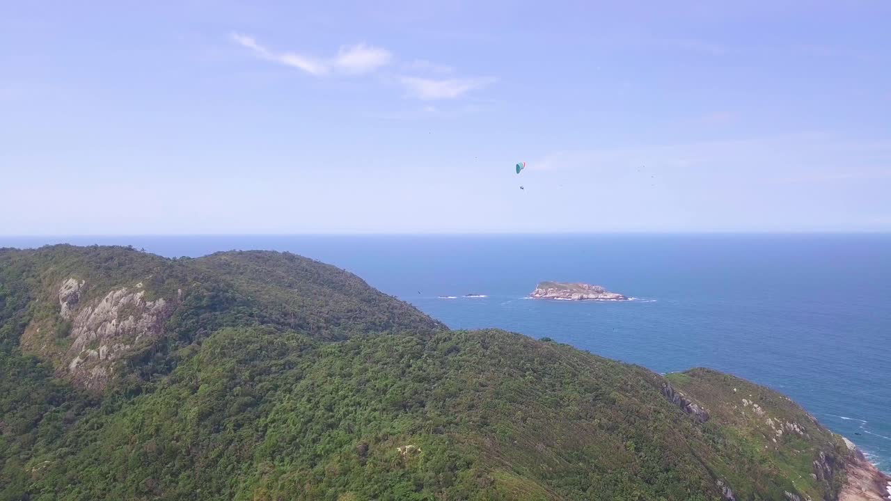 푸른 하늘을 배경으로 브라질 바다 상공을 비행하는 패러모터