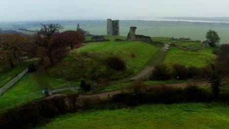 Hadleigh-Castle-Essex-Mavic-2-Pro-Drone-Derecha-A-Izquierda-Rápido-Pan-Remolino-4k