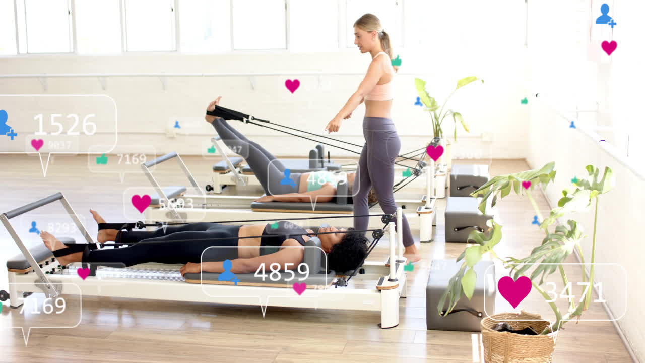 피트니스 스튜디오에서 필라테스 운동을 하는 개혁자, 소셜 미디어 참여 애니메이션을 가진 여성