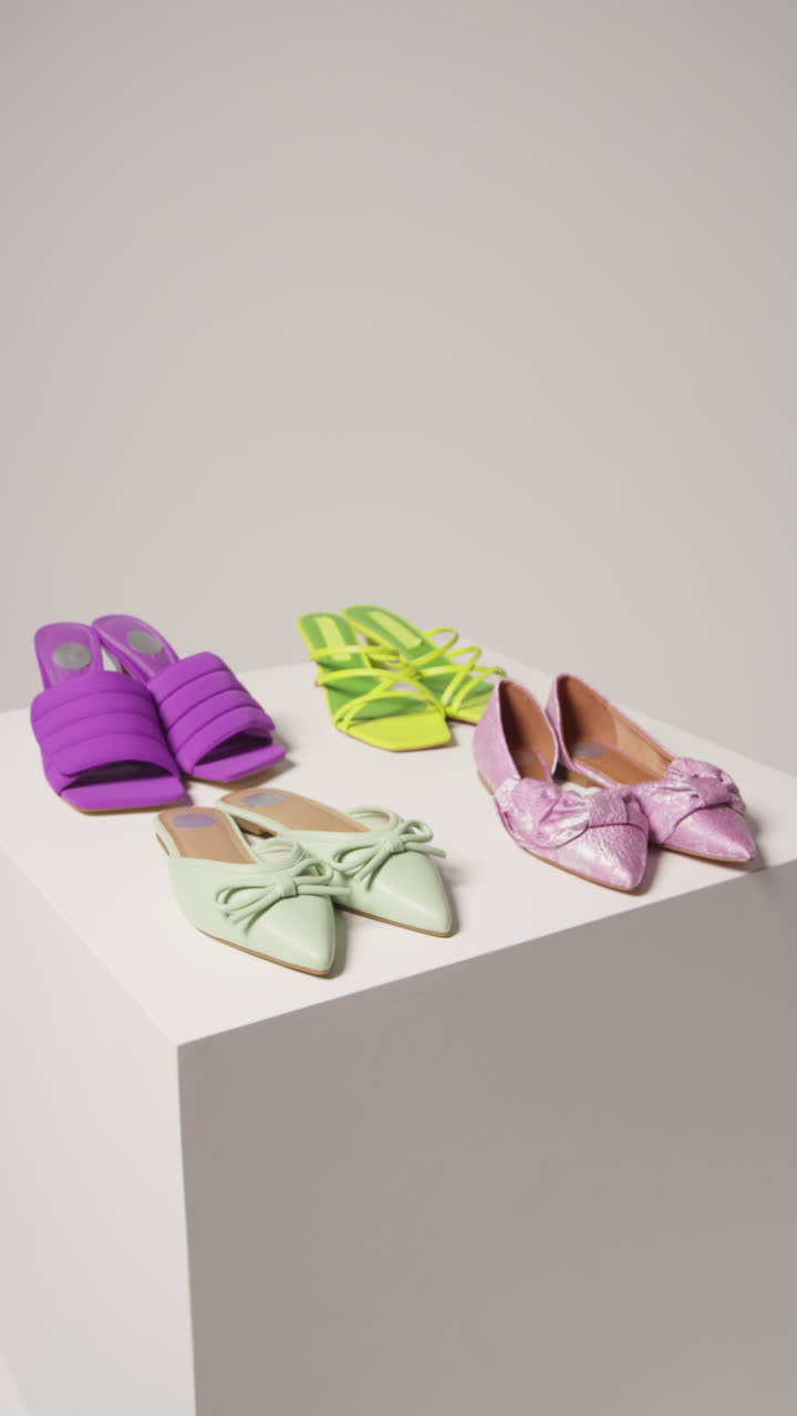 아름다운 신발 을 보여주는 사용자 생성 콘텐츠를 생산하는 소셜 미디어 인플루언서의 클로즈업 수직 비디오