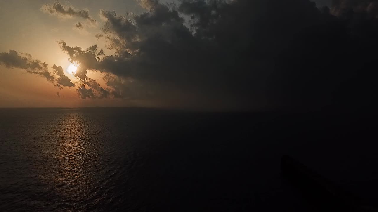 sobre las olas del océano hacia una hermosa y colorida puesta de sol