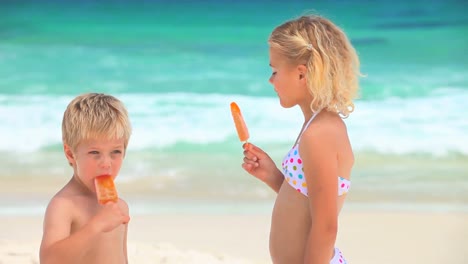 niños rubios comiendo helados de agua
