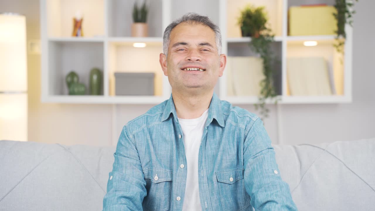 카메라에 미소 짓는 남자