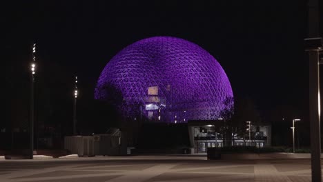 La-Biosfera-En-Montreal,-Quebec,-Iluminada-De-Color-Púrpura-Por-La-Noche,-En-El-Parque-Jean-Drapeau.