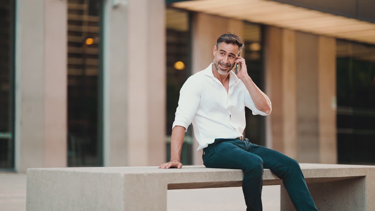 Hombre hablando por teléfono
